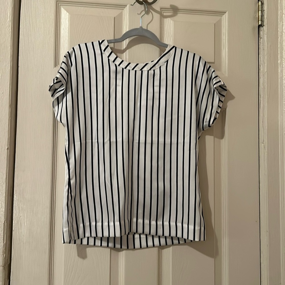 Stipe Perfect Tee Banana Republic black and white vertical stripe